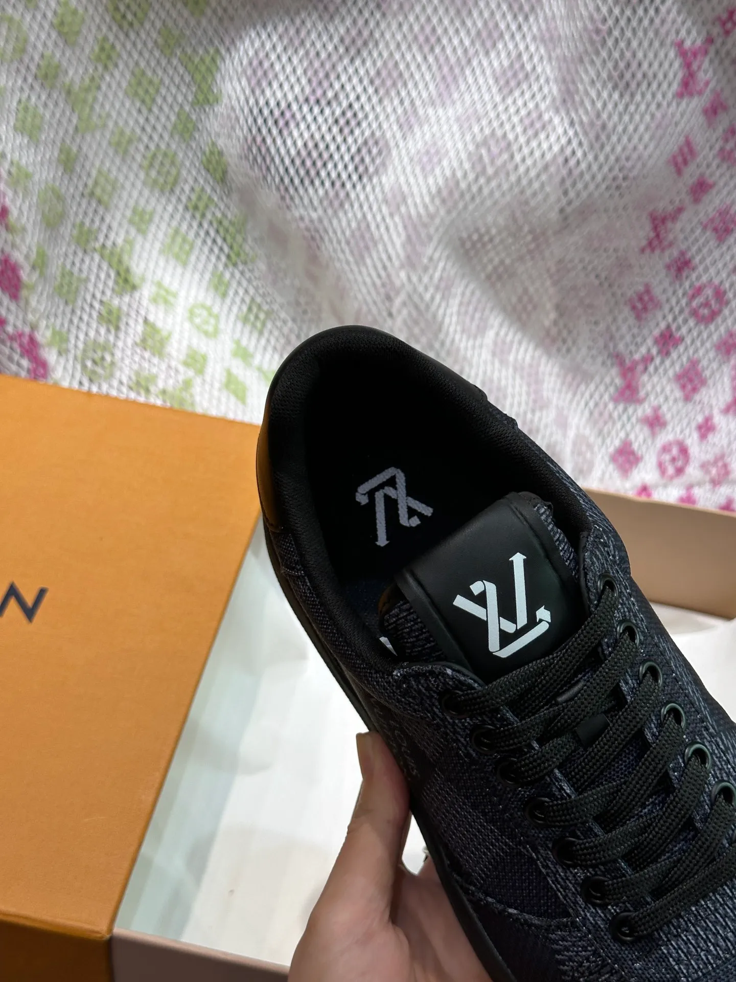 Men's Men's Shoes 💰p420 "*OUIS *UITTO*" Rivoli men's low-top casual sneakers, the classic checkerboard pattern will never go out of style. This Rivoli environmentally friendly sneaker is made of 90% sustainable materials. It is recycled polyester fiber with the iconic Damier jacquard, and the outsole is shaped with recycled polyurethane. An upcycled LV logo perches on the tongue, while Louis Vuitton logos appear on the sides and rear. Comfortable and durable, versatile style, can be worn in all seasons, simple and fashionable item! Size: 38-44 (45 customized)